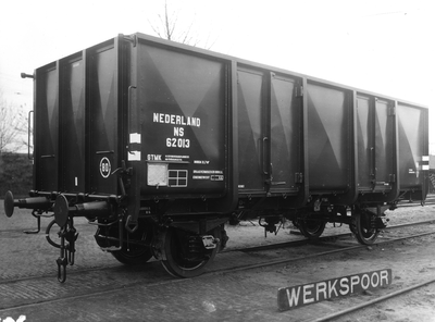 804542 Afbeelding van de kolenwagen nr. NS 62013 (type GTMK, serie 61921-62055) op het terrein van Werkspoor te Utrecht.